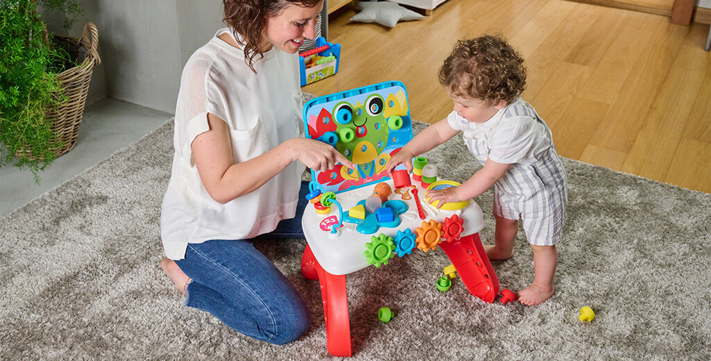 https://www.chicco.pl/dw/image/v2/BJJJ_PRD/on/demandware.static/-/Sites-Chicco-Poland-Library/pl_PL/dw4211e171/site/06-Pagina di Categoria/HG/Giocattoli/Hero Image Video Banner/011550_680_240724_01-1024x520px.jpg